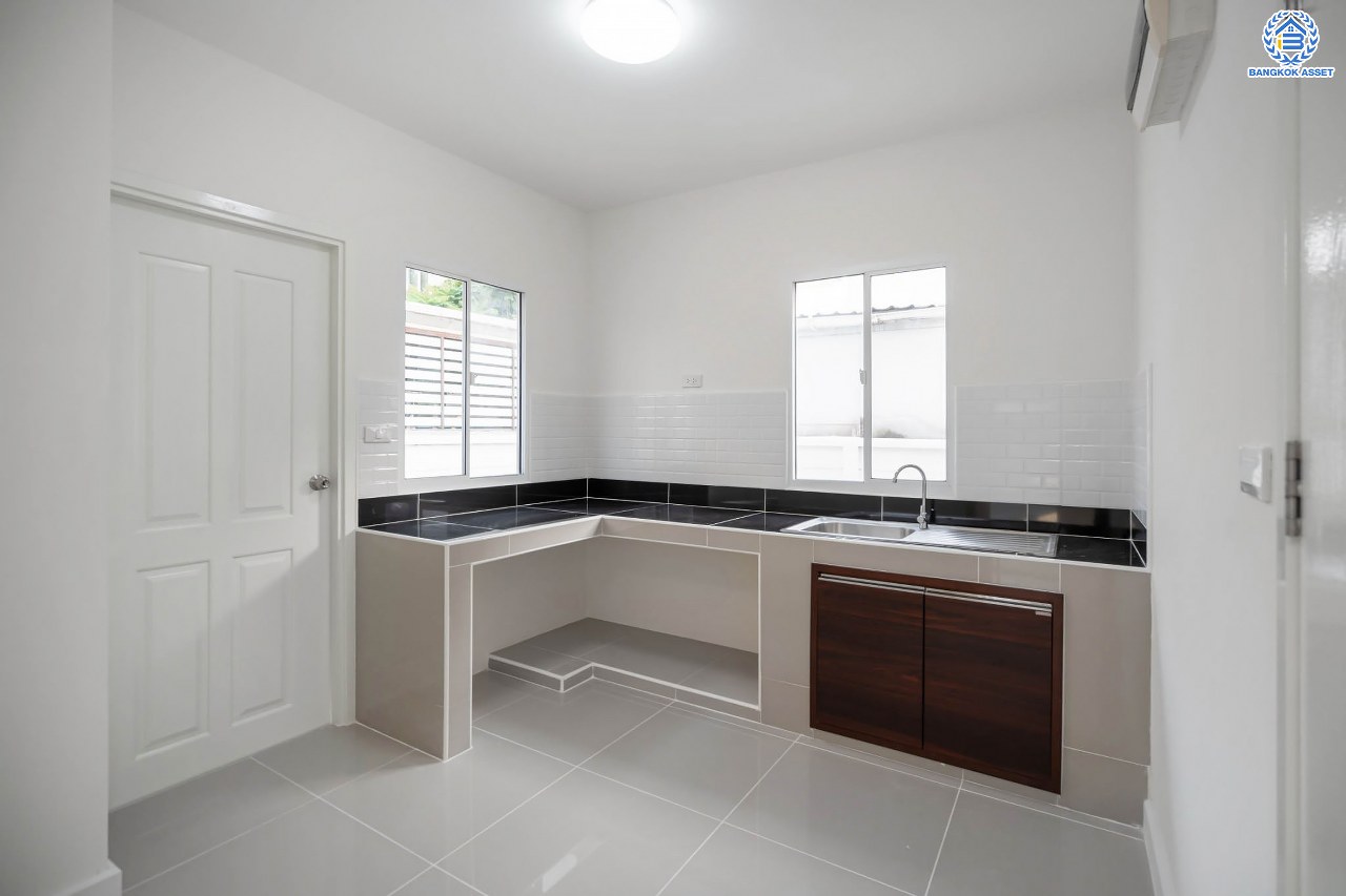 บ้านมือสองตกแต่งใหม่ โครงการ พฤกษาวิลเลจ30 เดอะซีซั่น แจ้งวัฒนะ-ราชพฤกษ์ หลังมุม ทำเลย่านปทุมธานี เนื้อที่ 53 ตร.ว. ฟังก์ชัน 3 ห้องนอน 2 ห้องน้ำ 1 ห้องอเนกประสงค์ จอดรถได้ 2 คัน เดินทางสะดวกสบายเข้า-ออกได้หลายเส้นทาง ใกล้เมืองทองธานี และจุดขึ้นทางด่วน "แจ้งวัฒนะ"